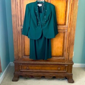 Hunter Green sleeveless 2-piece dress.